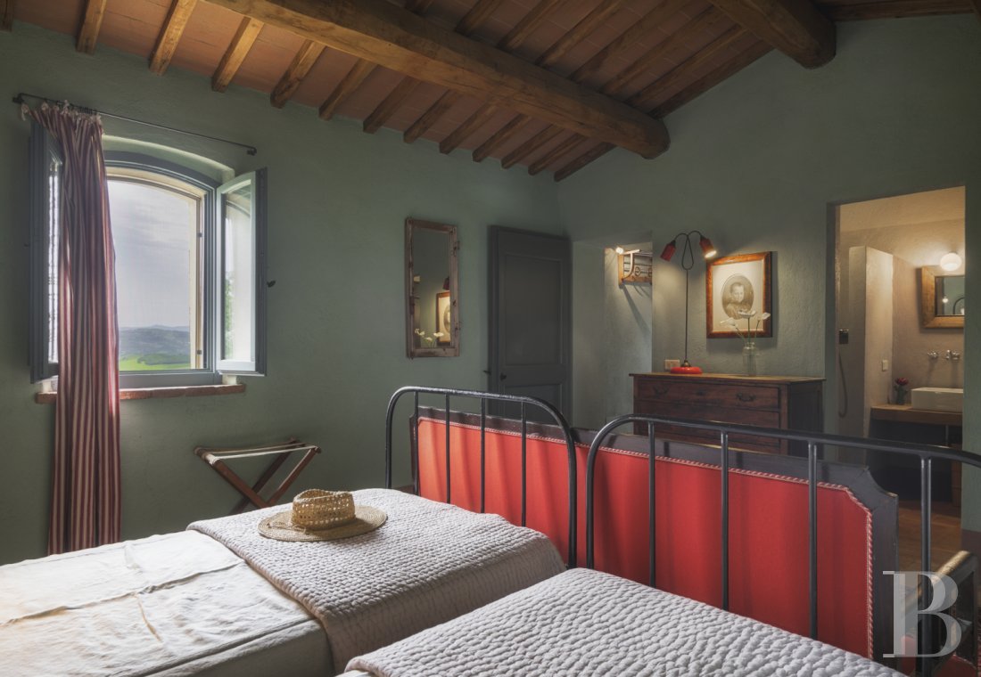 An old olive grove farmhouse restored to its former glory, overlooking the countryside in the Val d'Orcia in Tuscany - photo  n°18
